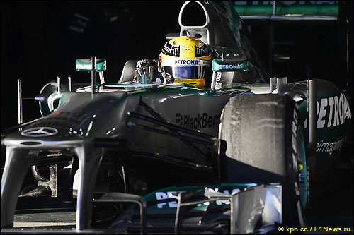 Льюис Хэмилтон за рулем Mercedes W04