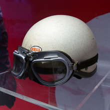 Музей Ferrari: Шлем и очки Фила Хилла, конец 50-х