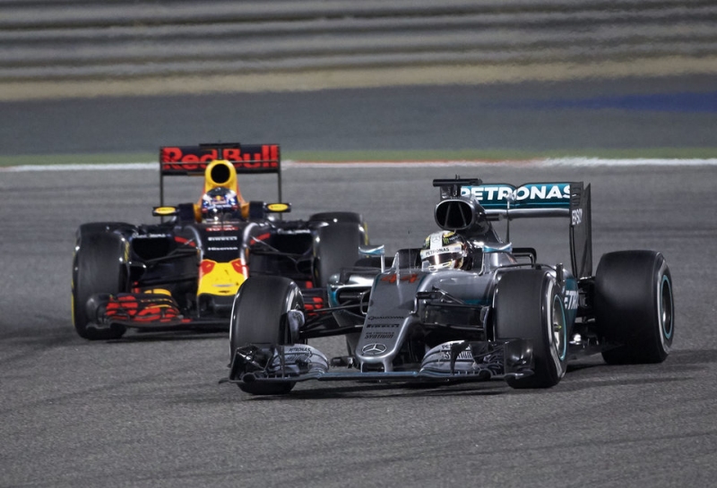 Карлос Сайнс: Машина Red Bull быстрее Mercedes в поворотах