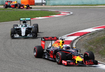 Red Bull Racing подозревает Mercedes в сжигании масла вместе с топливом