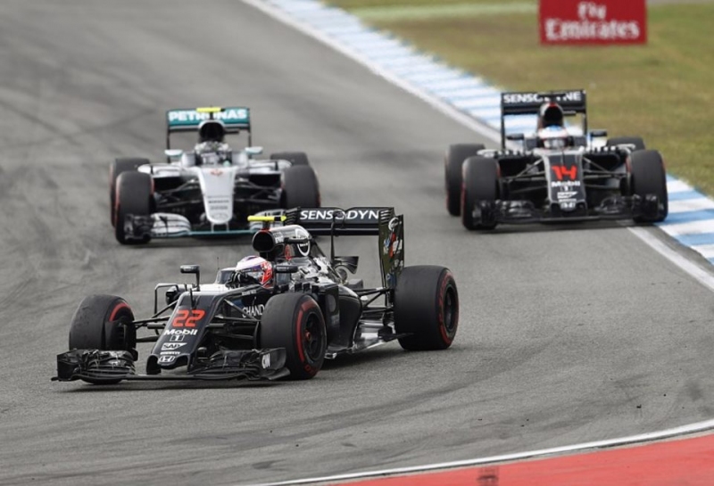 Эрик Булье: С лучшим мотором McLaren выигрывала бы гонки в 2016 году