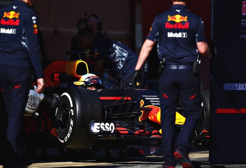 Даниэль Риккардо: Red Bull Racing проигрывает и Ferrari, и Mercedes