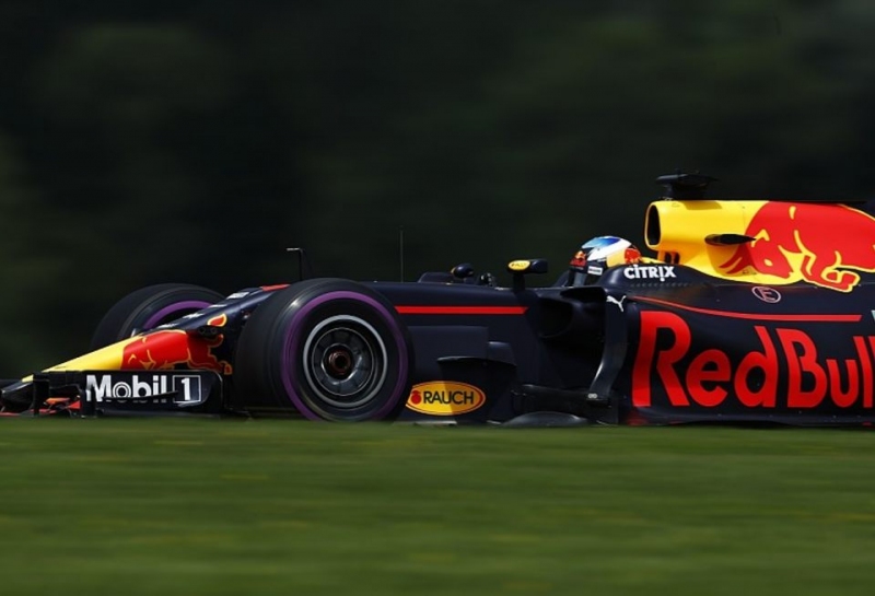 Renault заменила три MGU-H из-за проблем у Риккардо