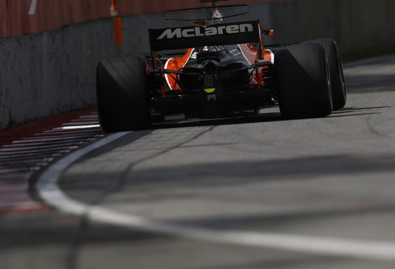 Гонщикам McLaren грозит штраф в 15 мест на старте в Баку