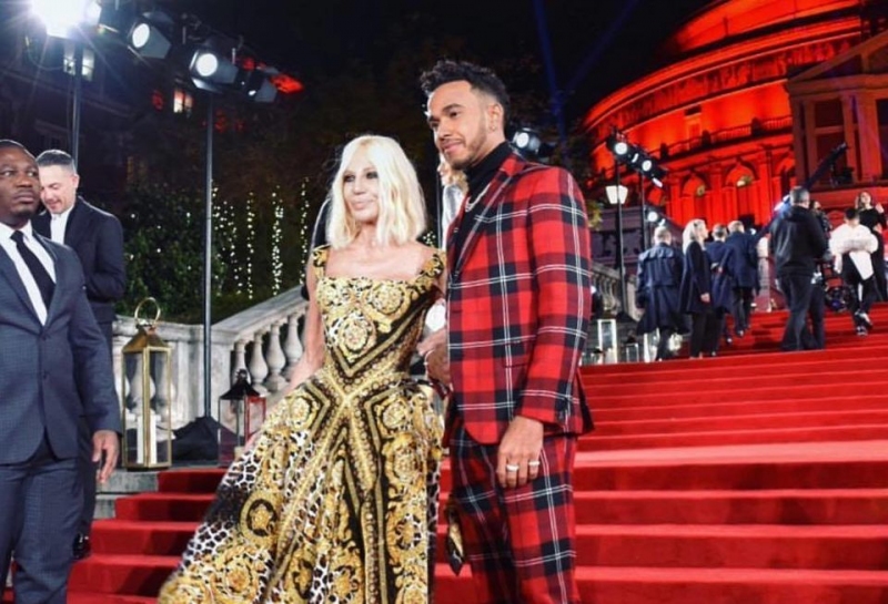 Льюис Хэмилтон стал кавалером Донателлы Версаче на Fashion Awards