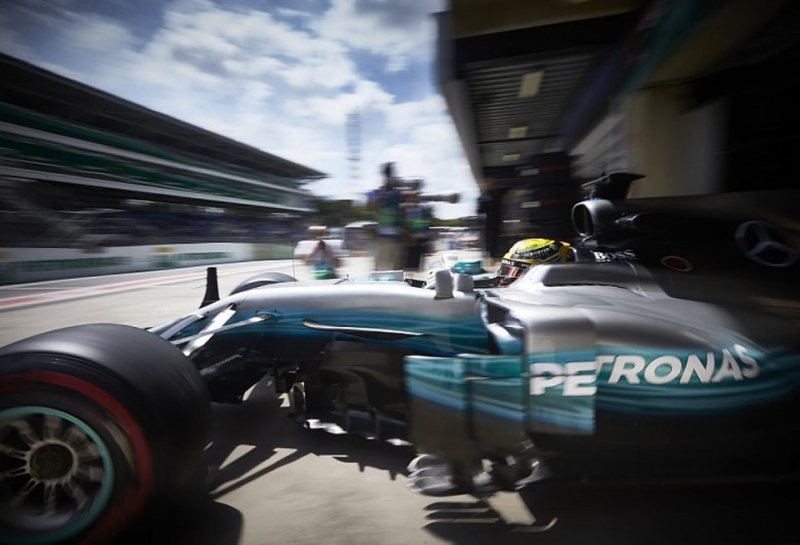 На членов команды Mercedes совершено вооруженное нападение