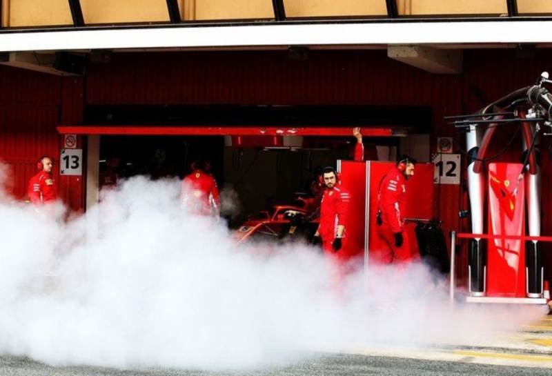 FIA не видит ничего странного в дымящейся машине Ferrari