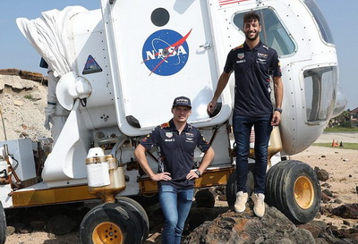 Гонщики Формулы 1 посетили базу NASA в Хьюстоне