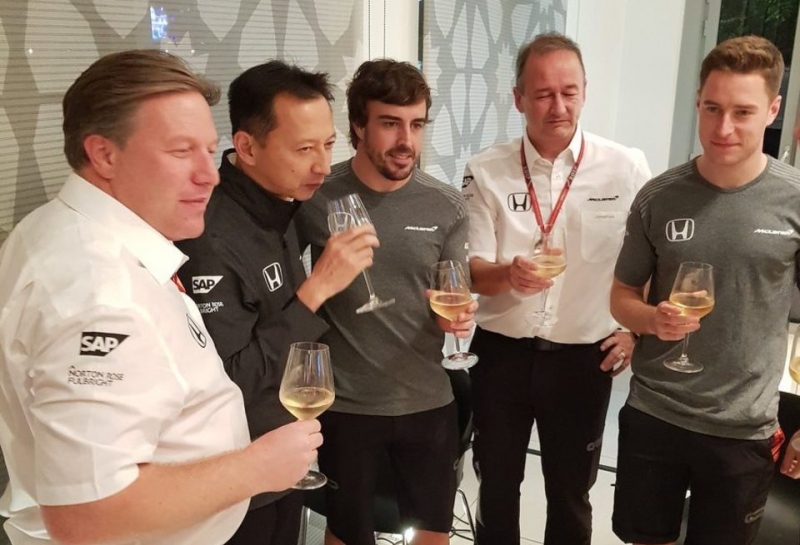 «Мы будем скучать». McLaren и Honda подняли бокалы шампанского на прощание