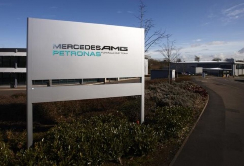 Цыгане разбили лагерь на территории базы команды Mercedes