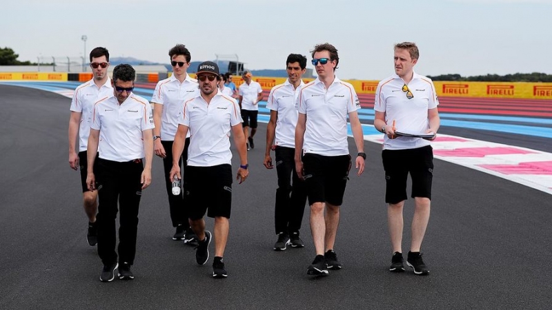 MCLAREN НАГРАДИЛА СОТРУДНИКОВ ШОКОЛАДКАМИ ЗА РАБОТУ В РЕЖИМЕ 24/7