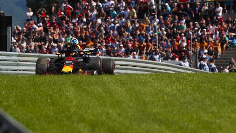 В RED BULL ПРИЗНАЛИСЬ, ЧТО «ПРИДУШИЛИ» МОТОР МАКСА ПОСЛЕ АВАРИИ РИККАРДО