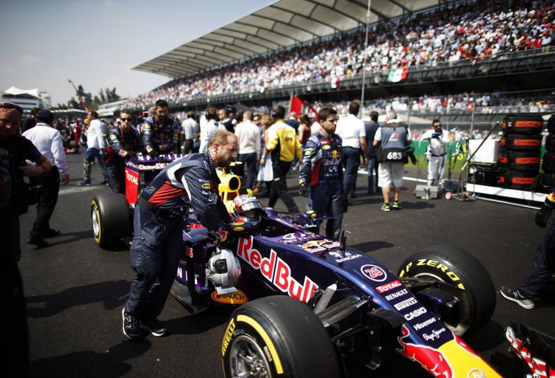 Red Bull Racing может получить небрэндовые моторы Renault