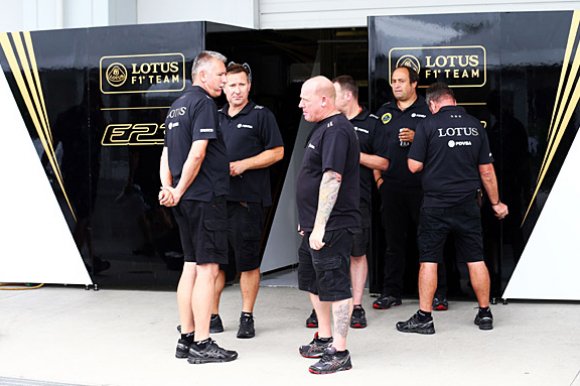 Сотрудники и пилоты Lotus кормятся у других команд
