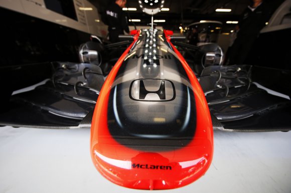 Укороченный носовой обтекатель McLaren прошел краш-тесты FIA