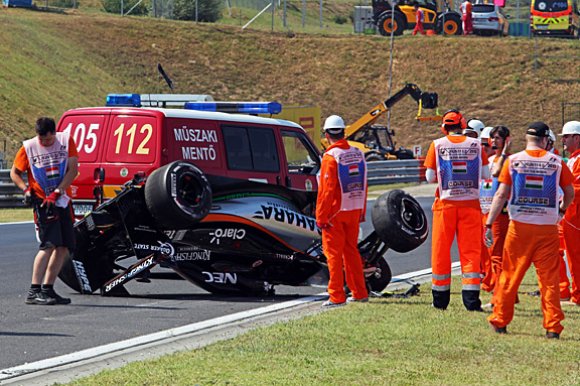 Force India полным составом пропустит вторую тренировку
