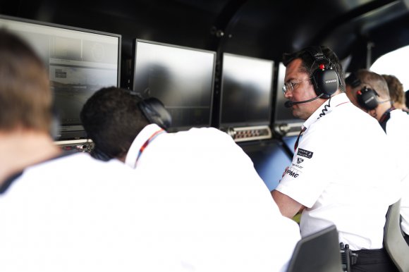 Эрик Булье: McLaren сможет соревноваться с Mercedes