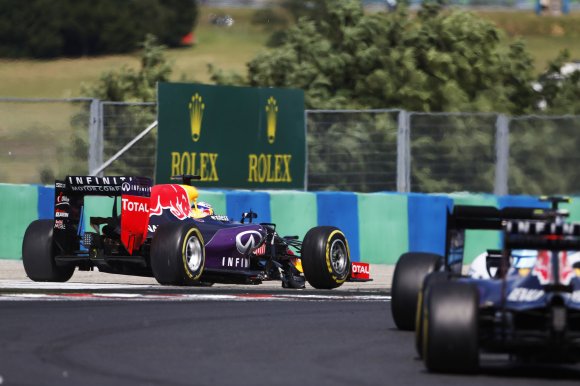Следующим поставщиком моторов для Red Bull Racing может стать Mercedes или Ferrari