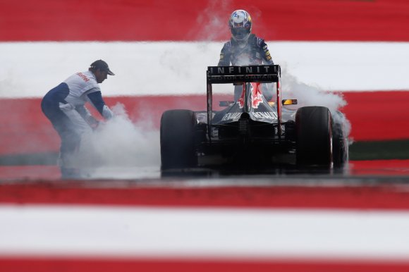Мотористы Renault наконец-то порадовали Red Bull