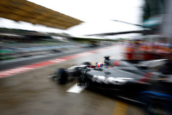 Haas разрешили нарушить комендантский час для ремонта машины Ромена Грожана