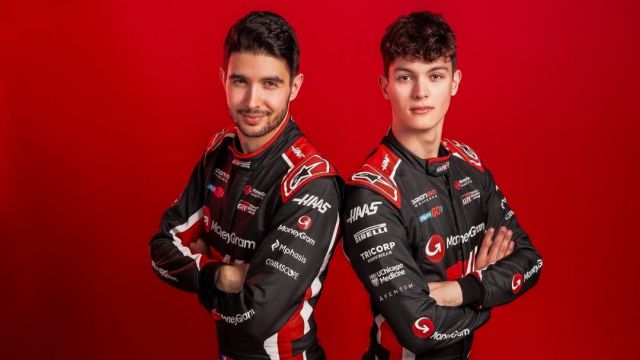 Пілоти Haas позують у нових комбінезонах для сезону-2025
