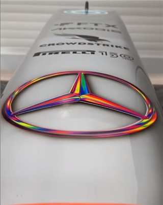 Mercedes перефарбував лого на власному боліді в кольори ЛГБТ