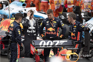 Команда Red Bull ледь встигла до старту замінити тріснуті пластини на задніх крилах болідів