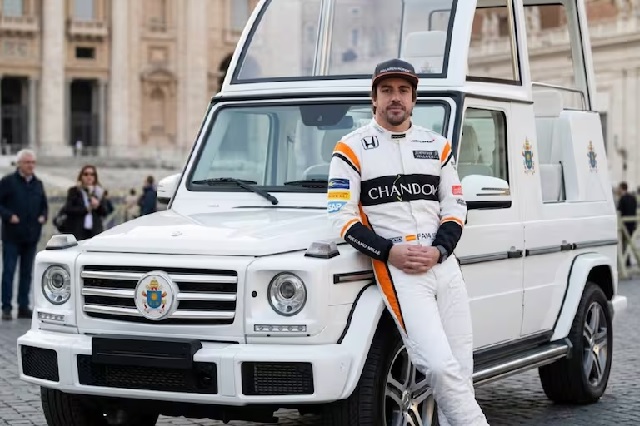 Фернандо Алонсо не дозволили покатати Папу Римського на папамобілі