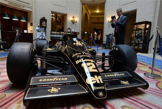 Нечемпіонський болід Сенни піде з молотка