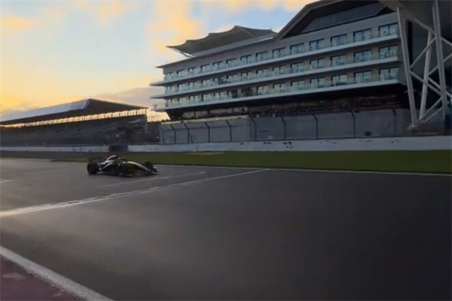 Болід нового покоління Ф1 на трасі. Каділлак провів приватні тести