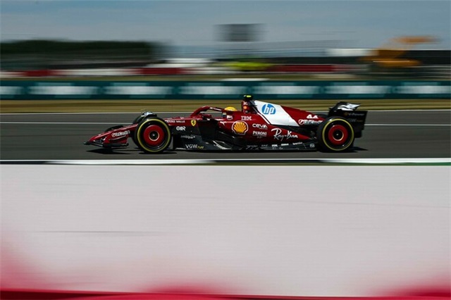 У Феррарі буде червоно-біла ліврея. З’явилися зображення форми Скудерії