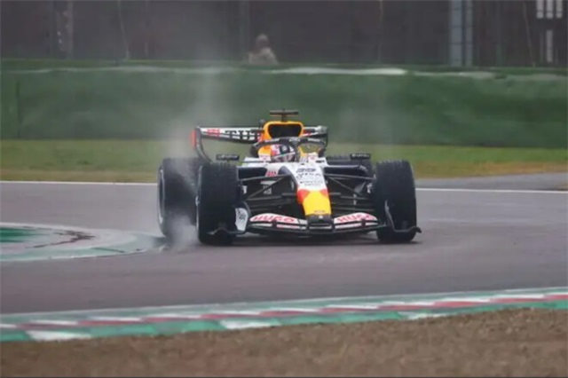 Болід Формули-1 на сезон-2026 року виїхав на трасу в Італії