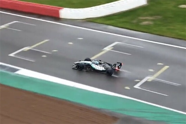 Мерседес Ф1 уже на трасі. Команда провела закриті тести