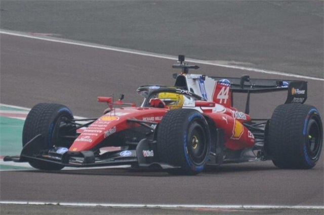 Феррарі провела презентацію нового боліда 