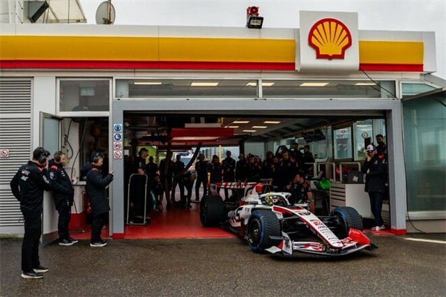 Команда Формули-1 провела тести на приватній трасі Феррарі