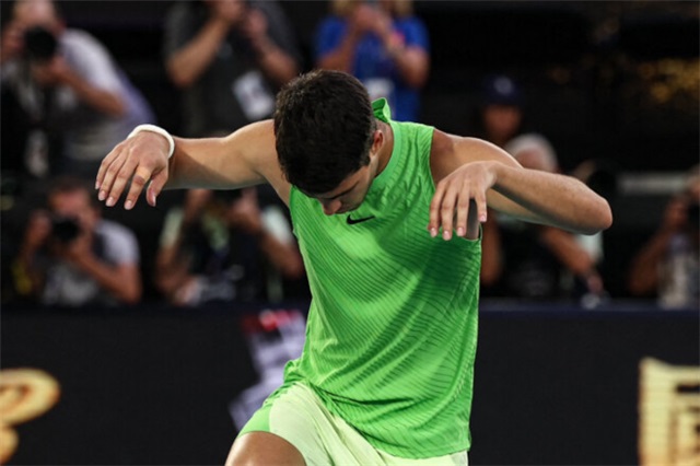 Алькарас влаштував шоу. Поза чемпіона Ф1 після перемоги над Звєрєвим