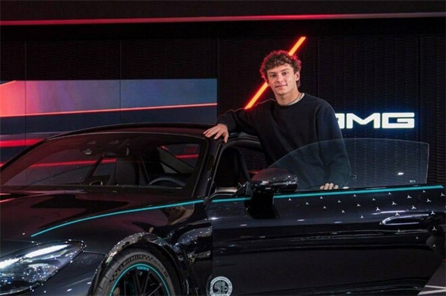 Топ-комнада Ф1 подарувала новачку рідкісний суперкар за $326 000
