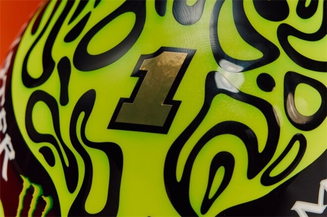 Золотий №1. Чемпіон представив шолом на сезон Ф1 2026