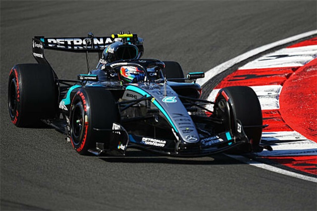 Перший і рекордний поул у кар'єрі. Відбулася кваліфікація Ф-1 у Китаї