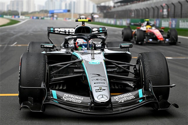 Антонеллі пише історію, Мерседес і Феррарі, проблеми Ред Булла і Макларена