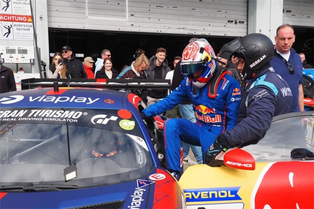 Макс Ферстаппен з Мерседес готується до гонки на Нюрбургринзі