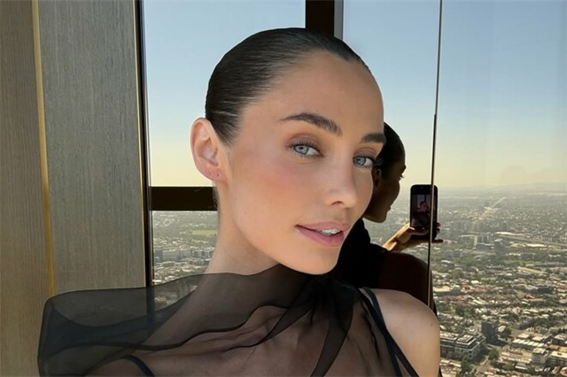 Красуня! Дівчина пілота Ф1 постала в прозорому вбранні та білизні