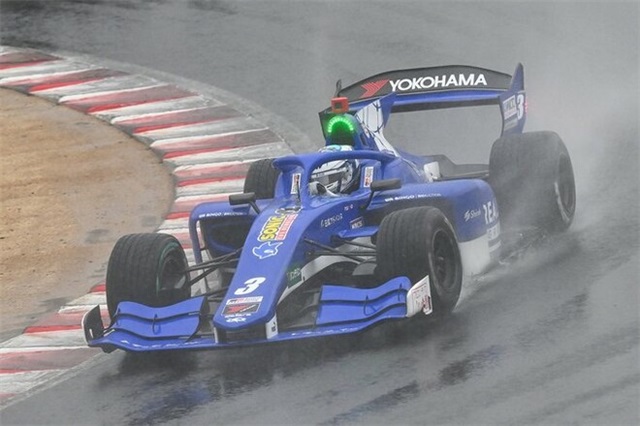 Пілот Формули ледь уник катастрофи у дощовій гонці