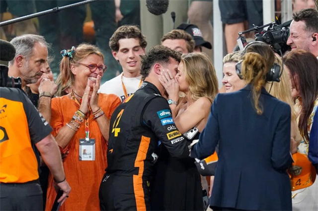 Чемпіона Формули-1 помітили з колишньою у VIP-зоні на матчі ЛЧ