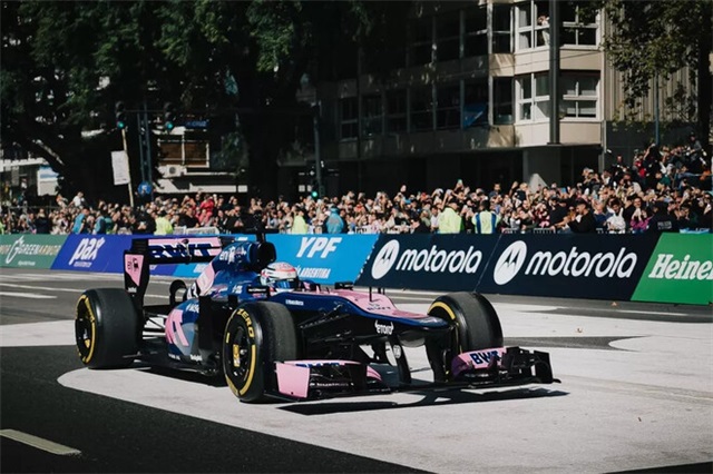 Пілот Ф-1 зібрав сотні тисяч фанатів та закликав повернути Гран-прі