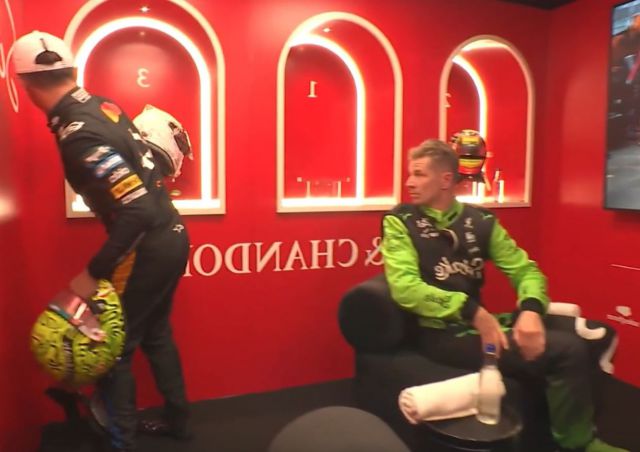 Норріс за Гюлькенберга приніс шолом Ніко до кімнати перед подіумом