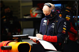 ЗМІ: Aston Martin хоче забрати Ньюї у Red Bull