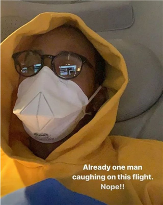 Хемілтон натягнув медичну маску в літаку: Хтось тут вже кашляє (ФОТО)
