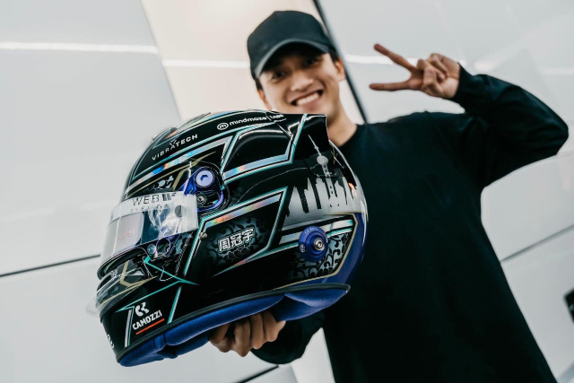 Чжоу Гуанью показав свій шолом на новий сезон