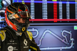 Окон: Mercedes випереджає Renault за всіма пунктами